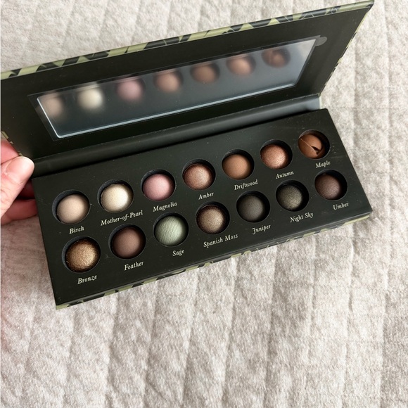 Laura Geller Earthy Essentials Baked Eyeshadow Palette - Picture 5 of 9
